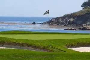 golf-green-near-water